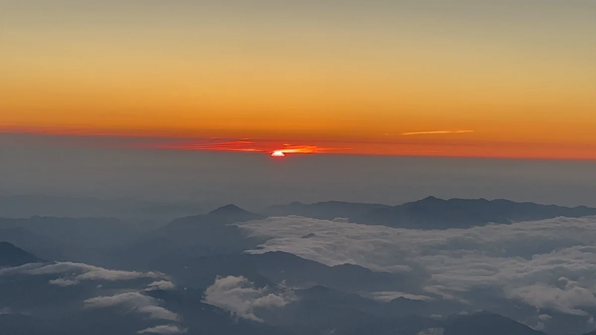 富士山から望む御来光と雲海