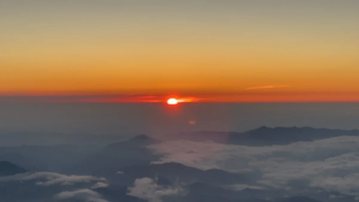 富士山頂付近から見た御来光と雲海